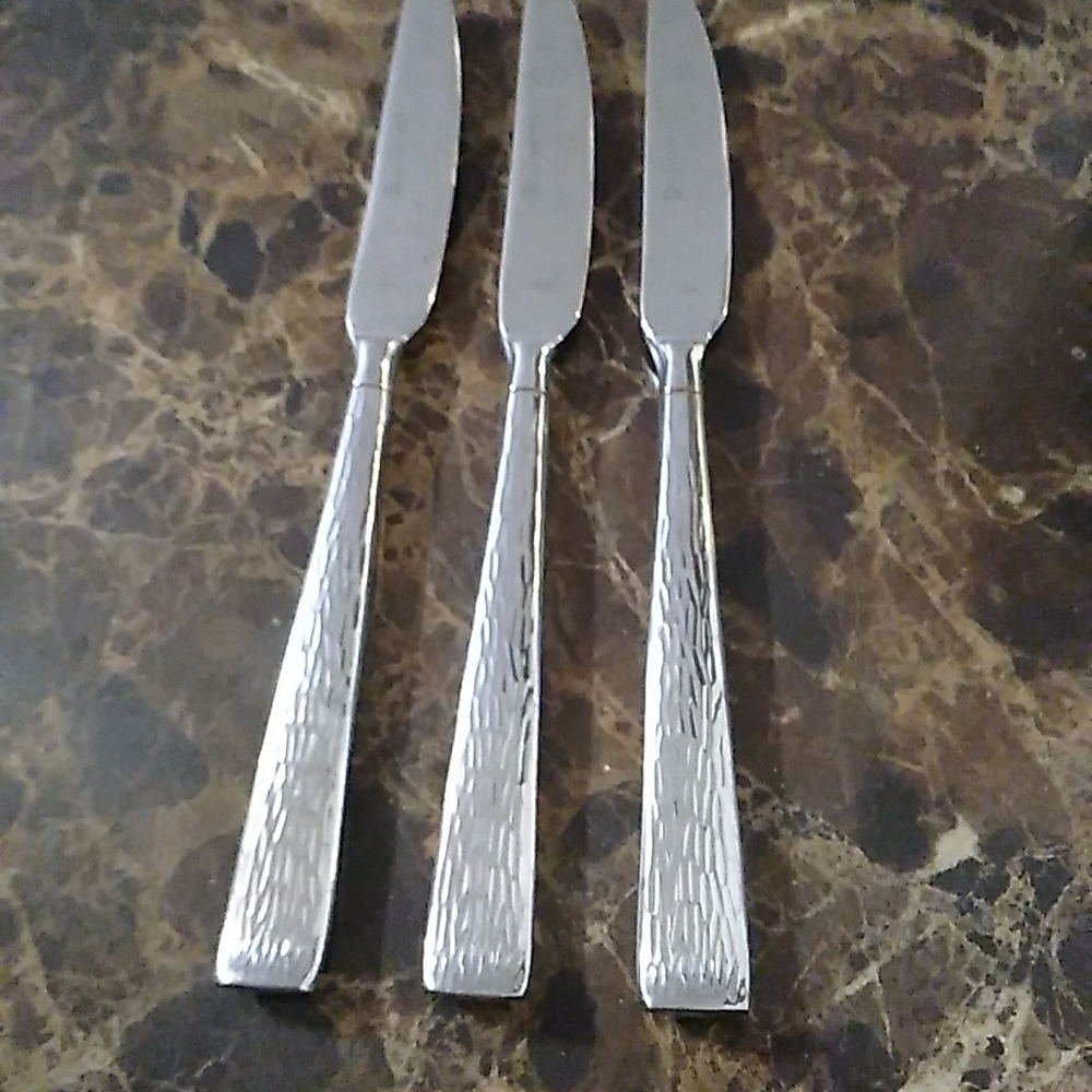 Hampton Forge Brocade 4 Dinner Knives Glossy Hammered Handle